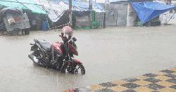 টানা বৃষ্টিতে চট্টগ্রাম নগরজুড়ে জলাবদ্ধতা, বাসাবাড়িতে পানি