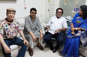 রাজনীতির বিভাজনের আড়ালে মহকাব্যিক ফ্রেম