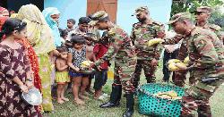 পার্বত্য চট্টগ্রামে বন্যা ও পাহাড়ধস মোকাবিলায় সেনাবাহিনীর উদ্ধার-ত্রাণ কার্যক্রম অব্যাহত