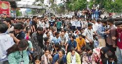  ‘তুমি কে, আমি কে ফার্মের মুরগি’- স্লোগানে সায়েন্সল্যাব অবরোধ