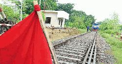 রাবি ছাত্রকে মারধরের প্রতিবাদে রেলপথ অবরোধ, ৬ ট্রেনের যাত্রা বিলম্ব