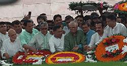 জিয়াউর রহমান ও খালেদা জিয়ার সমাধিতে শ্রদ্ধা নিবেদন বিএনপির ১২ নেতার