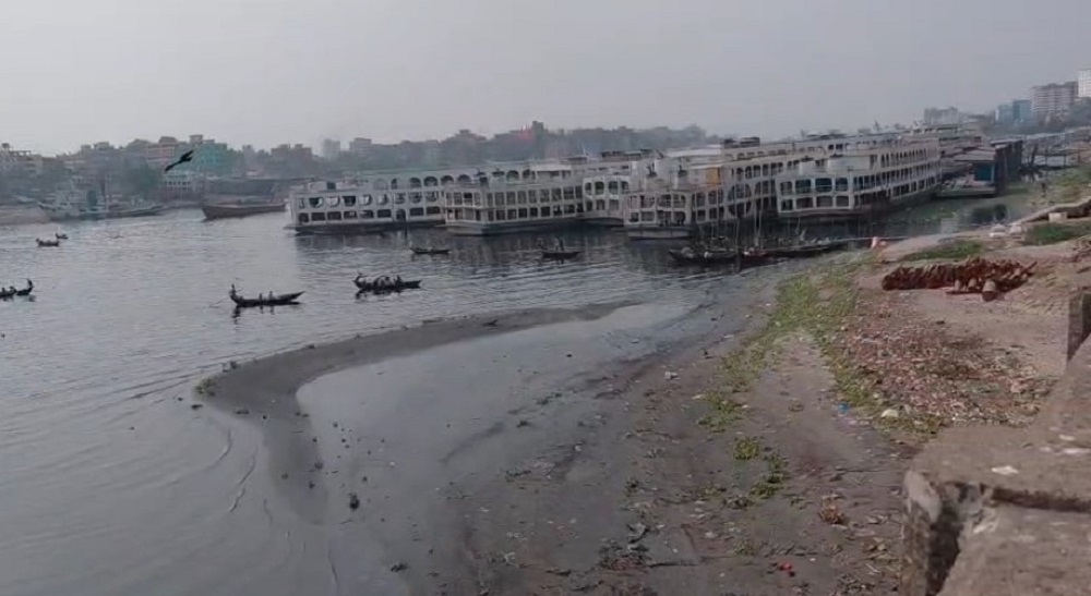 ফরাশগঞ্জ বেড়ীবাধ দিয়ে বুড়িগঙ্গা নদীর দুষণের একটি চিত্র: ছবি: শাহবাজ মাহমুদ