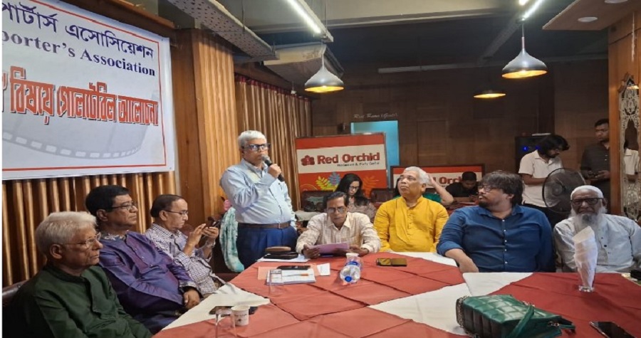 বিসিআর আয়োজিত গোলটেবিল বৈঠকে বক্তব্য দিচ্ছেন সাংবাদিক কল্যান ট্রাস্টের মহাপরিচালক ও বাচসাস সদস্য বাছির জামাল। ছবি : সৌমিক হাসান সোহাগ