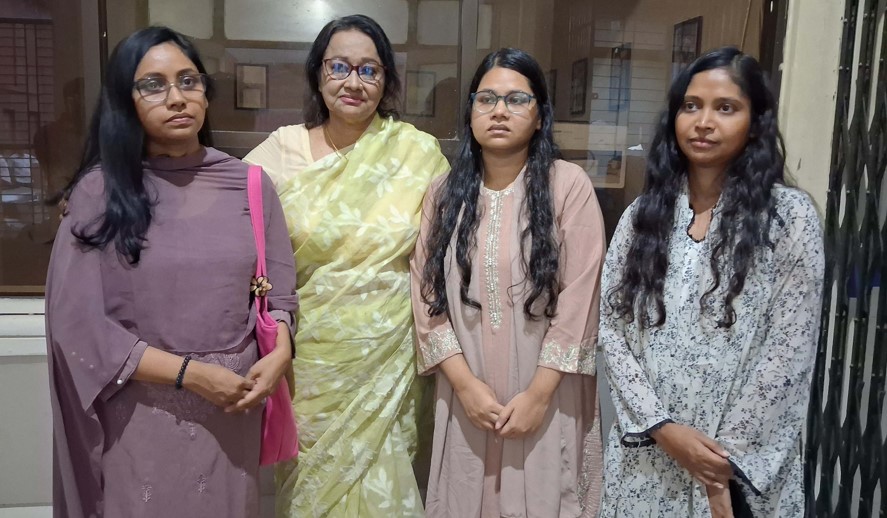 মুজতবা সউদের স্বজনদের শান্তনা দিচ্ছেন বাচসাস-এর সাবেক সভাপতি ফাল্গুনী হামিদ।