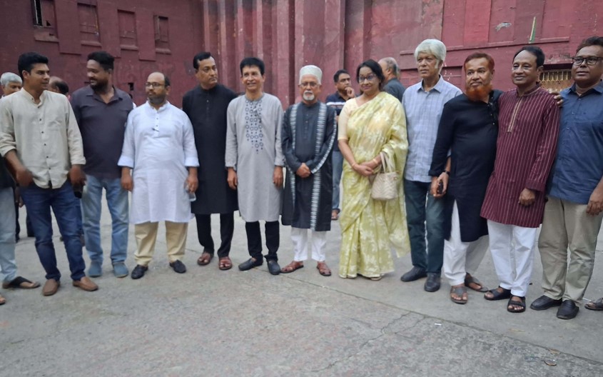 মুজতবা সউদের স্মরণসভায় সাংবাদিক ও শুভানুধ্যায়ীবৃন্দ।