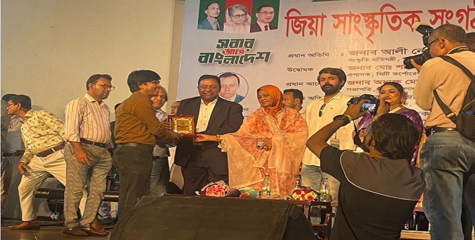 জিসাস সম্মাননা গ্রহণ করছেন জৈষ্ঠ্য সাংবাদিক মোস্তফা মতিহার। ছবি : বেলাল