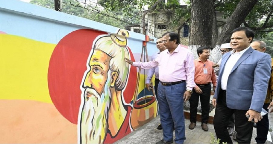 ১০ গুণী ব্যক্তির গ্রাফিতি উদ্বোধন করছেন ঢাকা দক্ষিণ সিটি করপোরেশনের প্রশাসক বীর মুক্তিযোদ্ধা মো. আবদুস সালাম।