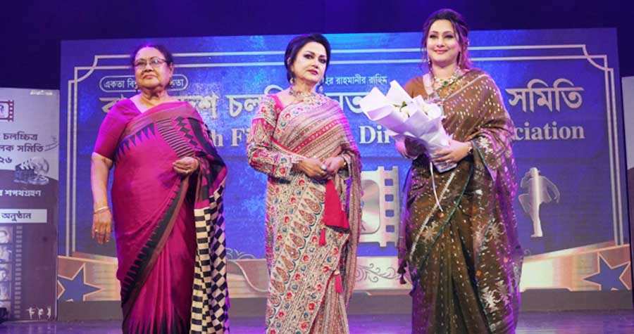 বাংলাদেশ চলচ্চিত্র নৃত্য পরিচালক সমিতির শপথ অনুষ্ঠানে নুতনকে সম্মাননা উত্তরীয় পড়িয়ে দেন সুজাতা ও পুর্নিমা 