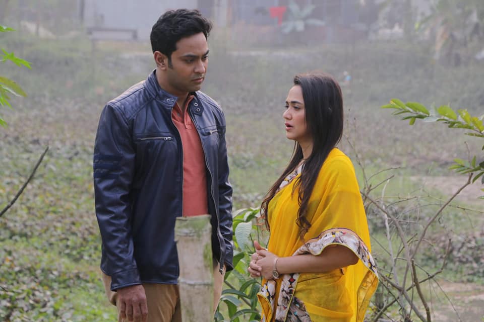 চৈত্রদুপুর সিনেমার একটি দৃশ্যে আমার রেজা ও আইরিন সুলতানা