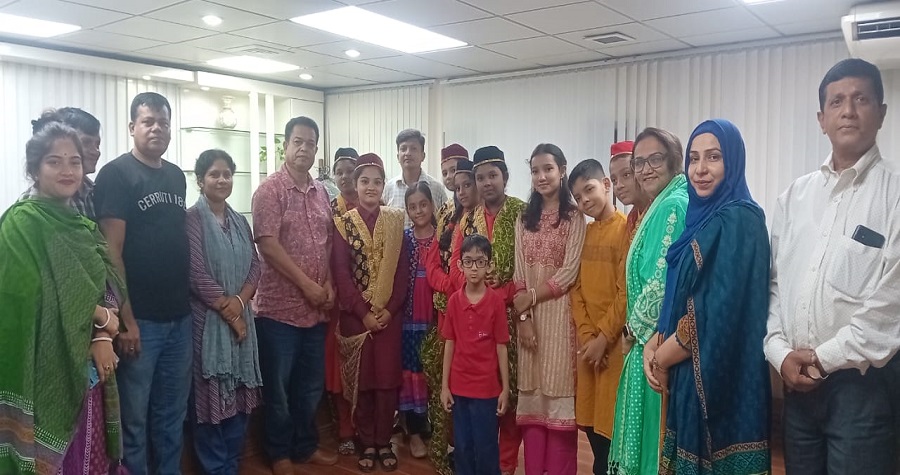 আজ ১৬ আগস্ট রেজিস্ট্রেশন কার্যক্রমে অংগ্রহণেচ্ছু শিশুদের সঙ্গে বিটিভির জেনারেল ম্যানেজার নুরুল আজমমের সৌজন্য সাক্ষাৎ। 
