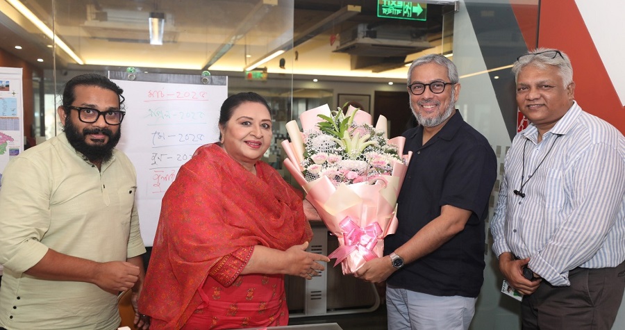 শবনমকে ফুল দিয়ে স্বাগত জানান এনিগমা টিভির চেয়ারম্যান শেখ রায়হান আহমেদ। এ সময় টিভির সিইও ফাহমিদুল ইসলাম শান্তনু এবং সর্ববায়ে অনুষ্ঠান প্রযোজক ওয়ালিদ উপস্থিত ছিলেন।- ছবি রাসেল ।