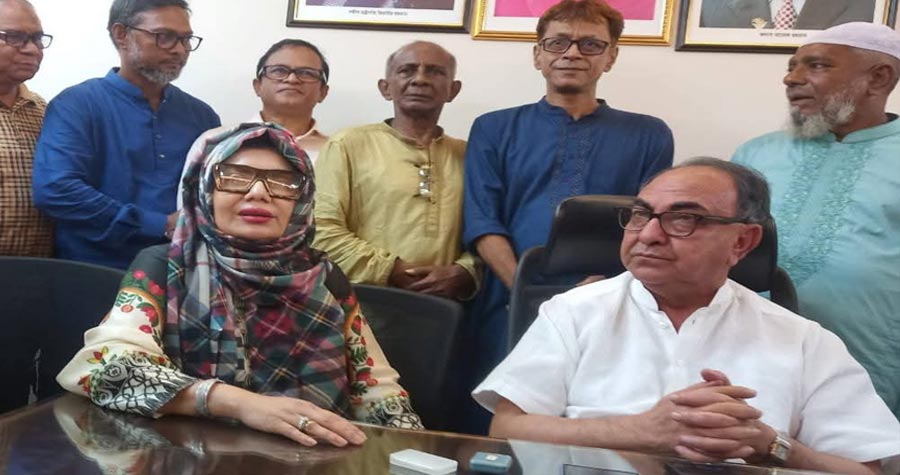 সাক্ষাতের সময় বিএনপির স্থায়ী কমিটির সদস্য মির্জা আব্বাস ও জাতীয়তাবাদী মহিলা দলের সভাপতি আফরোজা আব্বাস।