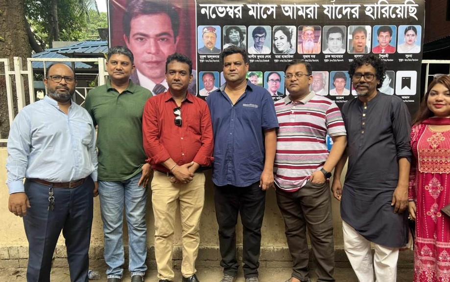 শিল্পী সমিতির আয়োজনে অনুষ্ঠানে রবিবার (৭ সেপ্টেম্বর) এফডিসিতে এসেছিলে বিখ্যাত অভিনেতা প্রবীর মিত্রের ছেলে মিথুন মিত্র ও তার ভাই, মাঝে খান জয়নুলের ছেলে টোটা এবং কিংবদন্তি পরিচালক ও লেকক আমজান হোসেনের ছেলে সাজ্জাদ হোসেন দোদুল। দুই পাশে সাংবাদিক আহমেদ তেপান্তর, দুলাল খান এবং নিশা মাহমুদা। কৌতুক অভিনেতা খান জয়নুলের ছেলে খান রাসেল টোটা, বিখ্যাত শিশু অভিনেতা মাস্টার শাকিল এবং কিংবদন্তি অভিনেতা এম এ মতিনের ছেলে অনজন রহমান। মাঝে সাংবাদিক আহমেদ তেপান্তদর ও নিশা মাহমুদা।