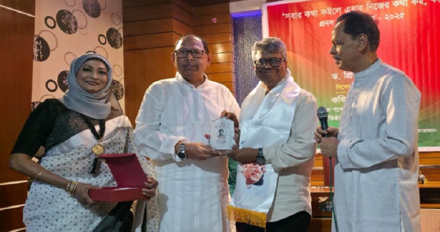 কবি মজিদ মাহমুদকে ক্রেস্ট দিয়ে ও উত্তরীয় পরিয়ে সম্মানিত করলো প্রনস পরিবার