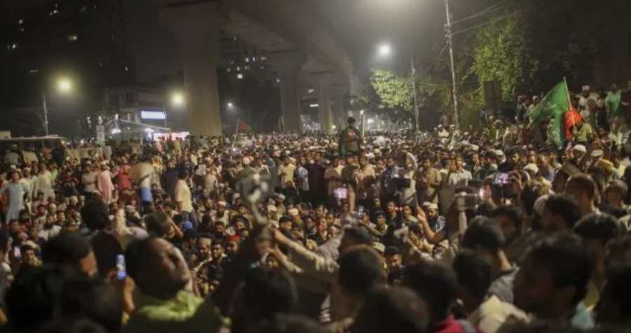 ১০ মে, ২০২৫ তারিখে সন্ত্রাসবিরোধী আইনের অধীনে অন্তর্বর্তীকালীন সরকার আওয়ামী লীগের সকল কার্যক্রম নিষিদ্ধ করার পর বিক্ষোভকারীরা উদযাপন করছেন। ছবি: সংগৃহীত