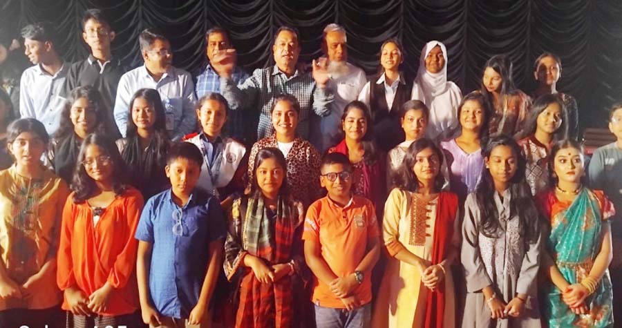 বিটিভির স্টুডিওতে বুধবার সন্ধ্যায় নতুন কুঁড়ি বিজয়ীদের সঙ্গে মহাব্যবস্থাপক নুরুল আজমসহ অন্যান্যরা 