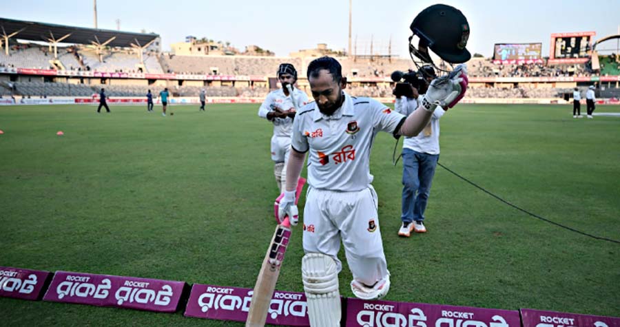 খেলা শেষে মাঠ থেকে বের হওয়ার সময় মুশফিকুর রহিম